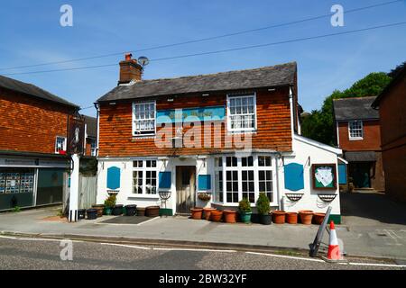 Das Black Horse Pub mit vertikalen Fliesen typisch für die Kentish Weald, High Street, Pembury, Kent, England Stockfoto