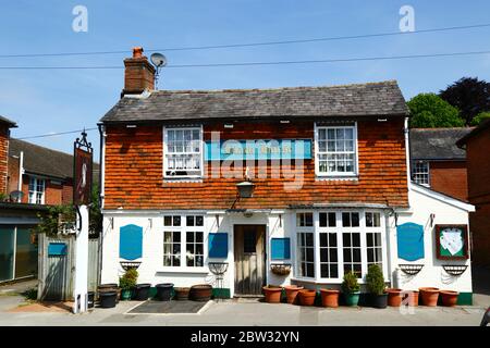 Das Black Horse Pub mit vertikalen Fliesen typisch für die Kentish Weald, High Street, Pembury, Kent, England Stockfoto