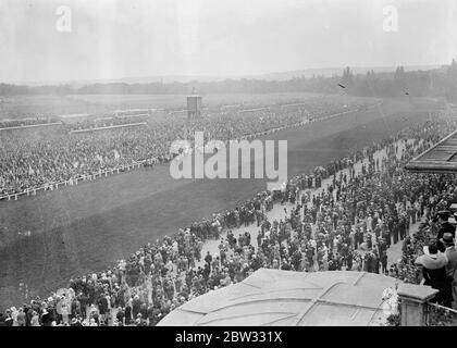 Riesige Menschenmengen sehen den Grand Prix von Frankreich in Longchamps. Eine enorme Menge beobachtete die Französisch Grand Prix Rennen in Longchamps, gewann von Mr. A J Duggan 's Strip The Willow, mit Lord Derby 's Satrap zweite, und Fog Horn dritten. Die enorme Menge, die das Rennen beobachtet. 27 Juni 1932 Stockfoto