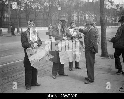 Gasmaskierte Demonstranten veranstalten die Maiparade in London. Demonstranten tragen Gasmasken und traryingplakate drängen auf die Abschaffung der Gas-und chemischen Krieg, leitete die Maifest Parade durch London, die von der Uferstraße begann. Demonstranten weraing Gasmasken marschieren entlang der Embankment, London bei der Demonstration am 1. Mai. 29. April 1932 Stockfoto