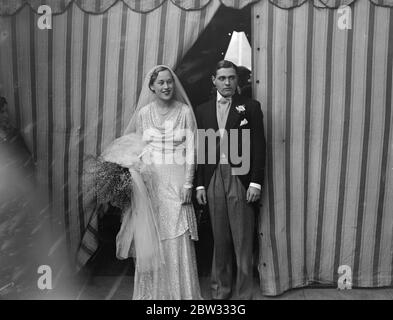 Ein Tochter die Yorkshire M F H vermählt in London. Die Hochzeit von Miss Heather Harrison Broadley , jüngste Tochter von Captain Harrison Brondley , M. P H von Wilton House brachte , East Yorkshire zu Herrn John L Blunt , Sohn von Sir John und Lady Blunt von Tunbridge Wells , fand in St Georges Kirche , Hanover Square, London. Die Braut und Bräutigam verlassen die Kirche nach der Zeremonie. 31 März 1932 Stockfoto