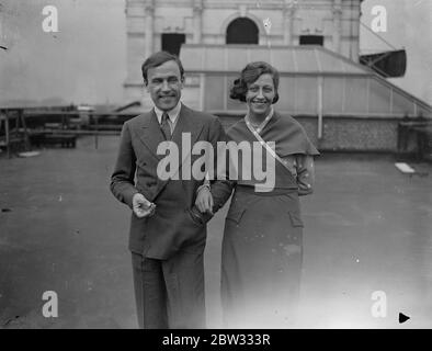 J EIN Mollison, um Miss Amy Johnson zu heiraten. Das Engagement wird von Herrn J A Mollison , der vor kurzem brach die England nach Kapstadt Flugrekord , zu Miss Amy Johnson , die einen wunderbaren Soloflug nach Australien gemacht angekündigt . Miss Amy Johnson und Mr J A Mollison , zum ersten Mal zusammen fotografiert nach dem Amunzement ihrer Verlobung . 10 Mai 1932 Stockfoto
