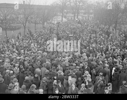 Die Touristenmassen drängen sich durch den Zoo. Rekordgedränge an Feiertagen drängten am Ostermontag den London Zoo. Die Menge um die Elefanten im Zoo. 28 März 1932 Stockfoto