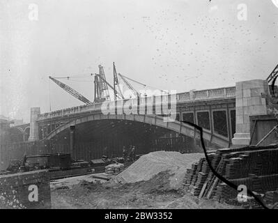 Wiederaufbau der Eisenbrücke in Canning Town . Die alte Eisenbrücke wurde in Canning Town, London, wieder aufgebaut und eine neue Struktur steht kurz vor der Fertigstellung. Die neue Brücke in Canning Town, London. April 1932 Stockfoto