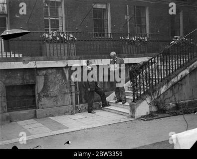 Premierminister gibt ein besonderes Interview für Talkie Film über Krieg Darlehen Umwandlung . Der Premierminister, Herr Ramsay MacDonald gab ein besonderes Interview im Garten von Nr. 10 Downing Street, London, seine offizielle Residenz, für einen "Talkie" Film erklärt die Kriegsdarlehen Umwandlung Schema. Major General der RT Hon John Seely, Vorsitzender des Nationalen Sparkomitees, unterstützte ihn im Film mit Erläuterungen. Der Premierminister auf den Stufen der Terrasse im Garten der Nr. 10 Downing Street , London , während der Herstellung des Talkie-Film , während Major General Seely erklärt einen Punkt Stockfoto