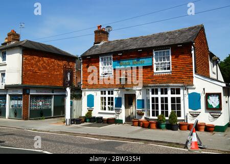 Das Black Horse Pub mit vertikalen Fliesen typisch für die Kentish Weald, High Street, Pembury, Kent, England Stockfoto