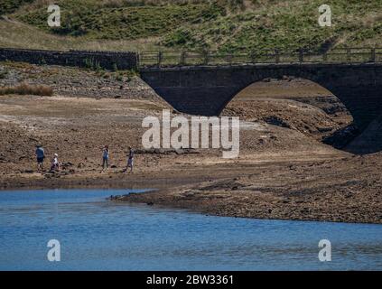 Trockene Banken am Dowry Reservoir in Oldham, da einige Regionen auf Kurs für den trockensten Mai auf dem Rekord sind. Stockfoto