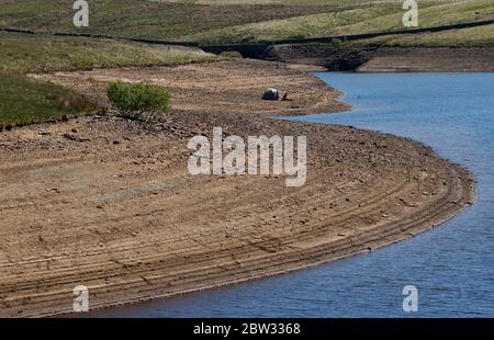 Trockene Banken am Dowry Reservoir in Oldham, da einige Regionen auf Kurs für den trockensten Mai auf dem Rekord sind. Stockfoto