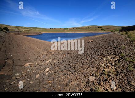 Trockene Banken am Dowry Reservoir in Oldham, da einige Regionen auf Kurs für den trockensten Mai auf dem Rekord sind. Stockfoto