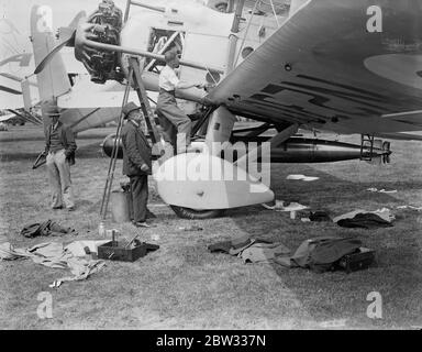 Air Force Proben Angriff auf Wüstenfort . Britische Flugzeuge fallen Männer mit Fallschirmen während eines Angriffs auf eine feindliche Festung in der Wüste, das Set Stück, bei der Probe der Royal Air Force Pageant in Hendon. 23 Juni 1932 Stockfoto