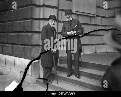 Privater Blick auf die Königliche Akademie. Herr Charles Harley und M Fleuriau, der französische Botschafter (Bart) Ankunft fürprivate Ansicht an der Royal Academy Kunstausstellung im Burlington House. 29. April 1932 Stockfoto