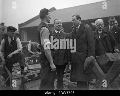 Prinz George versucht seine Hand beim Sägen von Holz. Prinz George, als er die neue Kirche Armee Labor Home in Acre Lane, Brixton, um den Anbau des Gebäudes zu öffnen. 27. Januar 1932 Stockfoto