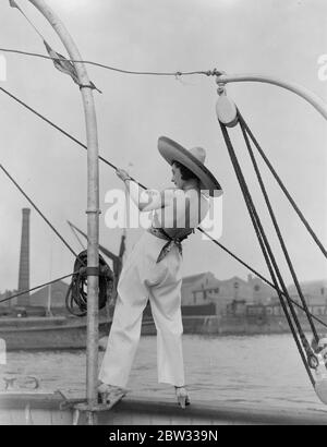 Szenen an Bord des Showboots auf der Themse. Mannequins zeigt Strandkleidung. 24 Juni 1932 Stockfoto