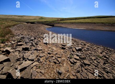 Trockene Banken am Dowry Reservoir in Oldham, da einige Regionen auf Kurs für den trockensten Mai auf dem Rekord sind. Stockfoto