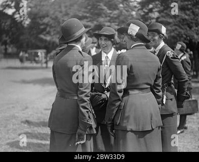 Lady Baden Powell inspiziert Mädchenführer bei Regents Park Rally. Lady Baden Powell, Frau des Chief Scout nahm den Gruß an einer großen Parade und Inspektion von Mädchen Führer im Regents Park, London. Juli 1932 Stockfoto