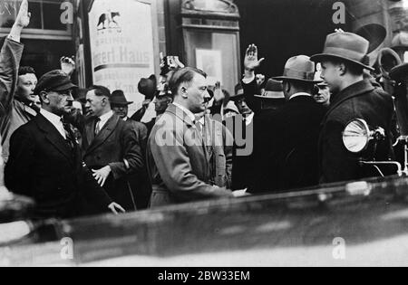 Adolf Hitler unter einer Menge, die den Nazi-Gruß, wie er steigt in ein Auto. . 25 April 1932 . Stockfoto