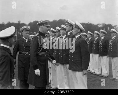 Prinzessin Alice und Earl of Athlone an der National College Gründer Tag Feiern in Pangbourne . Prinzessin Alice Gräfin von Athlone, begleitet den Earl of Athlone bei den Gründern Tag Feiern des Naithical College, in Pangbourne, Berkshire. Der Earl of Athlone mit Commander Bray, die Kontrolle der Kadetten. 22 Juli 1932 Stockfoto