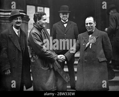 Kandidaten bei South Croydon durch Wahl nominiert. Kandidaten für die South Croydon durch Wahl in ihrer Nominierung Papiere in der Croydon Town Hall. Herr Rudolph Messel ( links ) Labour schüttelt sich die Hände mit Herrn H G Williams ( Konservative ) nach der Einreichung ihrer Nominierungsunterlagen . 29. Januar 1939 Stockfoto