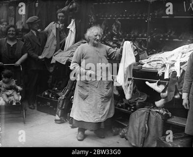 Whitechapel, das jüdische Viertel von London. Ein typisches altes Bekleidungsgeschäft in Whitechapel, dem jüdischen Viertel von Londons East End, wo der Großteil des Handels in Straßen erfolgt. Stockfoto