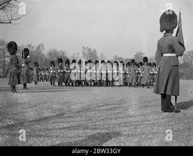 Prince of Wales inspiziert sein Regiment am St. Davids Tag in Aldershot. Der Prinz von Wales inspiziert die 1. Bataillon Walisische Garde, von denen er Oberst in ihrer Kaserne in Aldershot am St. Davids Tag. Der Prinz von Wales bei der Inspektion. März 1932 Stockfoto