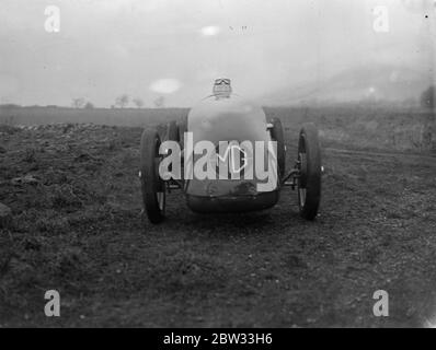 G E T Eyston bereitet sich auf Angriff auf Weltrekord für Baby-Autos in Pendine Sands . Herr G E T Eyston, der Rennfahrer, macht die letzten Vorbereitungen für seinen Versuch, einen neuen Weltrekord für Baby-Autos mit seinem MG The Magic Midget, die auf Pendine Sands, Carmarthenshire, Wales stattfinden wird. Er wird einen speziell angefertigten Asbestanzug tragen. Herr G E T Eyston am Steuer seines Autos, wie es die Abingdon verlassen, Berkshire, Garage, wo es gebaut wurde, für Pendine, Wales. Februar 1932 Stockfoto