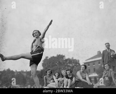 Werfen Sie den Diskus auf Frauen Inter County Sport in Chelsea . Miss A Stone of Surrey, in feinen Aktion werfen den Diskus, bei den Frauen 's Inter County Sport, am Duke of York 's Hauptsitz, Chelsea, London. 17. September 1932 Stockfoto