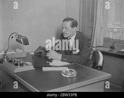 Baronet eröffnet Schneiderei im West End von London. Sir Richard Powell, dritte Baronet, und Enkel von Sir Richard Douglas Powell, König Edward 's Chirurg, hat eröffnet ein Schneidergeschäft im West End von London. Ein anderer Mann an der öffentlichen Schule ist sein Partner. Sir Richard Powell bei der Arbeit, die Muster in seinem Schneidergeschäft im West End von London inspiziert. November 1932 Stockfoto