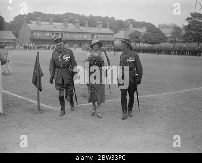 Die Königliche Prinzessin inspiziert ihr Regiment. Die Königliche Prinzessin, Oberst der Königlichen Schotten (Königliches Regiment) besuchte das 1. Bataillon des Regiments in Aldershot und führte eine formelle Inspektion durch. Die Königliche Prinzessin inspiziert das Regiment in Aldershot. 19 Juli 1932 Stockfoto