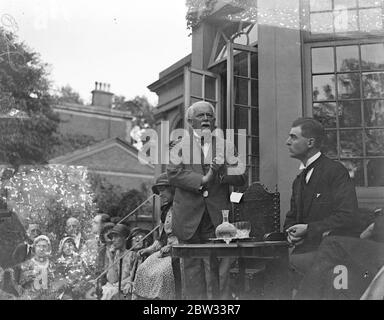 Lloyd George spricht Young Liberals bei der Gartenparty in seinem Londoner Zuhause an. Herr Lloyd George sprach eine große Versammlung von Young Liberals aus den Heimatbezirken bei einer Gartenparty in seinem Haus in Addison Road, Kensington. Herr Lloyd George sprach zu der Versammlung in der Partei . 25 Juni 1932 Stockfoto