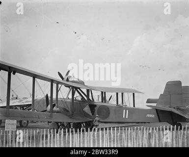 Air Force Proben Angriff auf Wüstenfort . Britische Flugzeuge fallen Männer mit Fallschirmen während eines Angriffs auf eine feindliche Festung in der Wüste, das Set Stück, bei der Probe der Royal Air Force Pageant in Hendon. 23 Juni 1932 Stockfoto