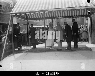 König und Königin besuchen die BBC der König und die Königin stattete dem neuen Hauptsitz der britischen Rundfunkanstalt in Portland Place, London, einen Besuch ab. Der König und die Königin gehen nach ihrem Besuch. Juli 1932 Stockfoto