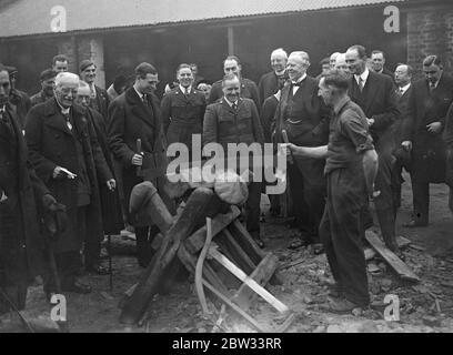 Prinz George versucht seine Hand beim Sägen von Holz. Prinz George hilft, Holz zu sehen, als er die neue Kirche Armee Labor Home in Acre Lane, Brixton, um die Erweiterung des Gebäudes zu öffnen. 27. Januar 1932 Stockfoto