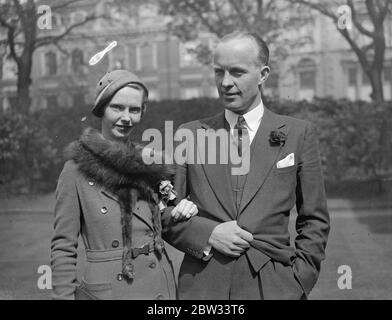 Oberst Leonard Ropner M C, MP engagiert. Das Engagement wird zwischen Oberst Leonard Ropner M C, MP für die Barkston ASG Division of West Riding, Yorkshire, Miss Esme Bruce Robertson, Tochter von Mr und Frau Bruce Robertsoin von Kensington angekündigt. Colonell Leonard Ropner M C, MP, mit seiner Verlobten. 10 Mai 1932 Stockfoto