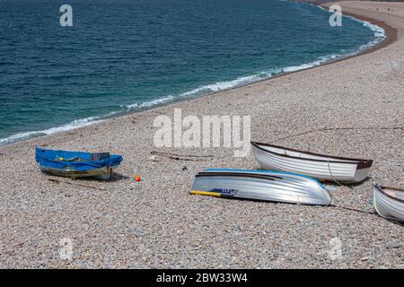 Mehrere Ruderboote am Chesil Beach in der Nähe von Weymouth in Dorset Stockfoto