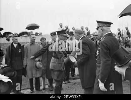 Prince of Wales enthüllt das Thiepval Memorial für die Vermisste der Somme in der Nähe von Thiepval, Nordfrankreich. In Anwesenheit von Präsident Leburn von Frankreich und eine Vielzahl von englischen Menschen , viele von ihnen relaties von Männern, die in die Linie auf der Somme und nie ging , der Prinz von Wales enthüllt das Denkmal für die 75 , 000 britische Offiziere und Männer, die auf die Somme fielen und kein Grab kennen, in dem kleinen Dorf Thiepval, Frankreich, das während des Krieges ins nichts geblasen wurde und seitdem von neuem aus den Ruinen auferstanden ist. August 1932 Stockfoto