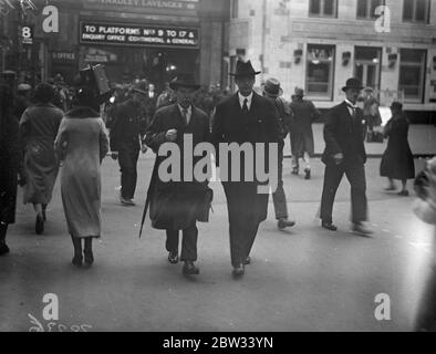 Herr de Valera kommt in London an. Herr Eamon de Valera , der Präsident des irischen Freistaates, ist auf dem Weg nach Genf in London angekommen, wo er den Vorsitz im Ligarat führt. Er wurde von Mitgliedern seiner Regierung begleitet, die mit ihm nach Genf gehen werden. 19. September 1932 Stockfoto