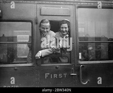 Evelyn Laye sieht Binnie Barnes und Frank Lawton nach Amerika. Evelyn Laye die Schauspielerin reiste von London nach Southampton, um Miss Binnie Barnes und Frank Lawton bei ihrer Fahrt auf der SS Berengaria nach Amerika zu sehen. Miss Evelyn Laye (mit Pelzkragen) Bieten Abschied von Miss Binnie Barnes, in Southampton. 17. September 1932 Stockfoto