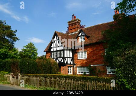 Shadwell, ein denkmalgeschütztes ehemaliges Bauernhaus aus der Mitte des 17. Jahrhunderts mit Holzrahmen und vertikalen Fliesen, Speldhurst, Kent, England Stockfoto