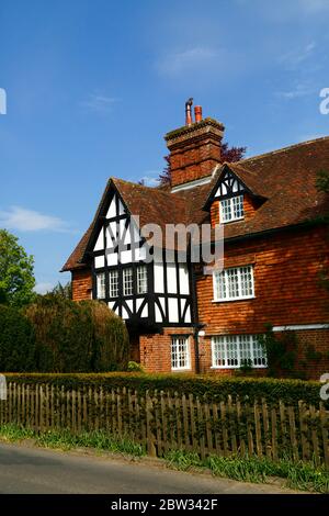 Shadwell, ein denkmalgeschütztes ehemaliges Bauernhaus aus der Mitte des 17. Jahrhunderts mit Holzrahmen und vertikalen Fliesen, Speldhurst, Kent, England Stockfoto