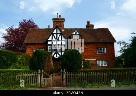 Shadwell, ein denkmalgeschütztes ehemaliges Bauernhaus aus der Mitte des 17. Jahrhunderts mit Holzrahmen und vertikalen Fliesen, Speldhurst, Kent, England Stockfoto