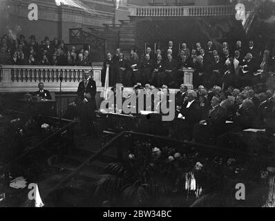 Schatzkanzler erhält die Freiheit von Birmingham . Der Schatzkanzler erhielt die Freiheit der Stadt Birmingham in einem silbernen Sarg, auf einer besonderen Ratssitzung im Rathaus, Birmingham. Der Schatzkanzler, der RT Hon Noville Chamberlain, spricht bei der Zeremonie. Mai 1932 Stockfoto