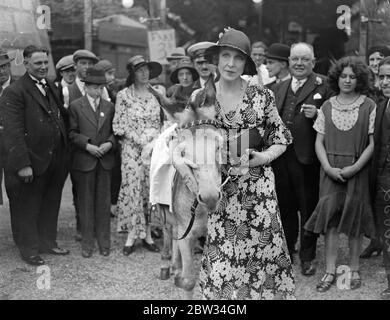 Lady Diana Cooper hat ihr Vermögen erzählt. Lady Diana mit einer Ziege auf der großen Country Fair in den Royal Botanical Gardens, Regents Park, London, die sie eröffnet. 30 Juli 1932 Stockfoto