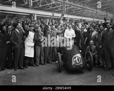 G E T Eyston bereitet sich auf Angriff auf Weltrekord für Baby-Autos in Pendine Sands . Herr G E T Eyston, der Rennfahrer, macht die letzten Vorbereitungen für seinen Versuch, einen neuen Weltrekord für Baby-Autos mit seinem MG The Magic Midget, die auf Pendine Sands, Carmarthenshire, Wales stattfinden wird. Er wird einen speziell angefertigten Asbestanzug tragen. Das Auto wird angefeuert, als es die Abingdon-Garage verließ, wo es gebaut wurde, für Pendine, Wales. Februar 1932 Stockfoto