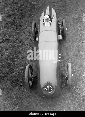 G E T Eyston bereitet sich auf Angriff auf Weltrekord für Baby-Autos in Pendine Sands . Herr G E T Eyston, der Rennfahrer, macht die letzten Vorbereitungen für seinen Versuch, einen neuen Weltrekord für Baby-Autos mit seinem MG The Magic Midget, die auf Pendine Sands, Carmarthenshire, Wales stattfinden wird. Er wird einen speziell angefertigten Asbestanzug tragen. Ein ungewöhnliches Bild von Herrn Eyston im Cockpit seines Autos, das gemacht wird, um ihn zu passen. Februar 1932 Stockfoto