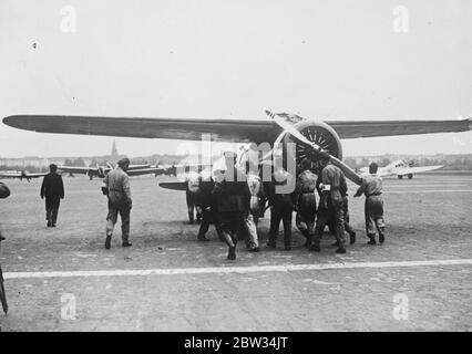 Rundum die Welt Flieger in Berlin . Capt Bennett Griffin und Lieut James Mattern, die amerikanischen Piloten landeten in Berlin auf der ersten Station ihres Fluges aus Neufundland. Sie versuchen eine neue Runde der Weltrekord. Die Ankunft des Flugzeug Jahrhundert des Fortschritts in Berlin . Juli 1932 Stockfoto