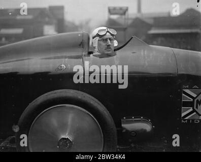 G E T Eyston bereitet sich auf Angriff auf Weltrekord für Baby-Autos in Pendine Sands . Herr G E T Eyston, der Rennfahrer, macht die letzten Vorbereitungen für seinen Versuch, einen neuen Weltrekord für Baby-Autos mit seinem MG The Magic Midget, die auf Pendine Sands, Carmarthenshire, Wales stattfinden wird. Er wird einen speziell angefertigten Asbestanzug tragen. Ein ungewöhnliches Bild von Herrn Eyston im Cockpit seines Autos, das gemacht wird, um ihn zu passen. Februar 1932 Stockfoto
