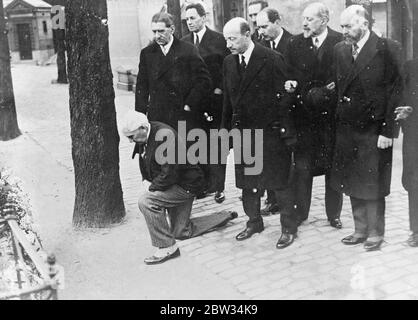 Herr Kellogg kniet am Grab von Briand. Herr Frank B Kellogg, ehemaliger amerikanischer Außenminister und Verfasser des Kellogg-Paktes, der jetzt in Paris zu Besuch ist, besuchte das Grab von M Aristide Briand, dem verstorbenen großen französischen Staatsmann, in Paris. Und kniete im Gebet am Grab. Herr Kellogg kniet im Gebet am Grab von M Briand in Paris. 16. April 1932 Stockfoto