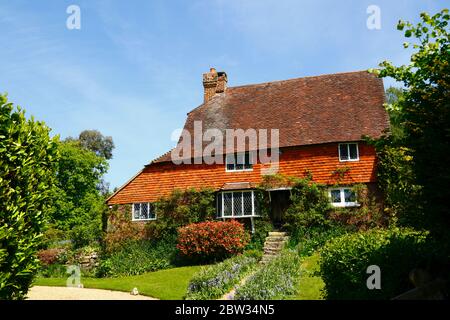 Malerisches historisches Cottage mit vertikalen Fliesen typisch für Kentish Weald, Bullingstone, in der Nähe von Speldhurst, Kent, England Stockfoto