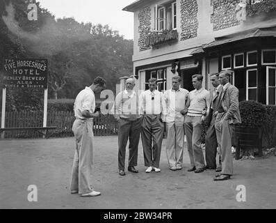 Deutsche Olympia-Rudermannschaft in Henley . Das deutsche olympische Ruderteam, das vor der Teilnahme an den Spielen in Los Angeles an der Henley Regatta teilnimmt, ist in Henley angekommen. Das deutsche Team von Henley wird fotografiert. 24 Juni 1932 Stockfoto