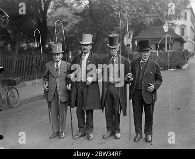 Die Taxifahrer aus dem alten London haben einen Ausflug gemacht. London ' s alte Taxifahrer wurden einen Tag im Land in Burnham Beeches, von den Taxifahrern wohlwollende Institution gegeben. Vier von London ' s älteste cabbies, von links nach rechts George Snow, 89, Alfred Moyes, 81, Richard Bender, 78, George Plum, zu Beginn der Ausflug von Lincolns Inn Fields, London. Juli 1932 Stockfoto